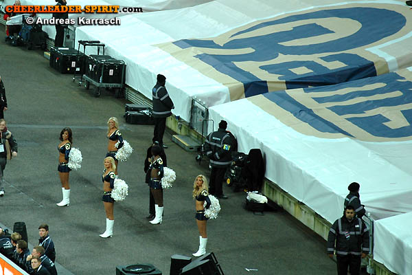 ../Images/rams-cheers_126.JPG